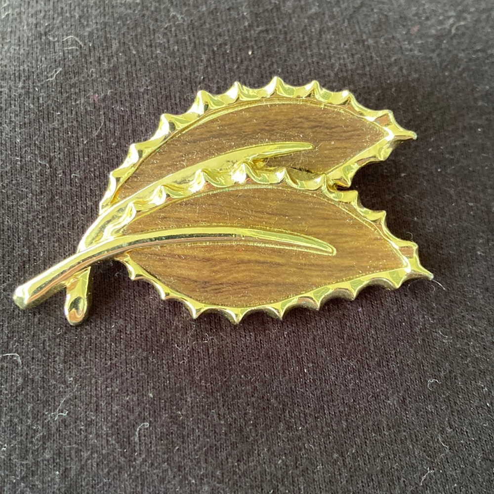 Vintage Signed Sarah Coventry Gold Tone & Wood Leaf Brooch